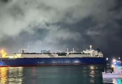 Piombino – Attracca la Golar Tundra, ma le mobilitazioni contro il fossile non si fermano