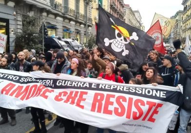Napoli – Migliaia in corteo a difesa degli spazi sociali