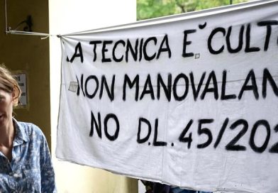 Contro la scuola delle aziende, del merito e della guerra, scioperiamo!
